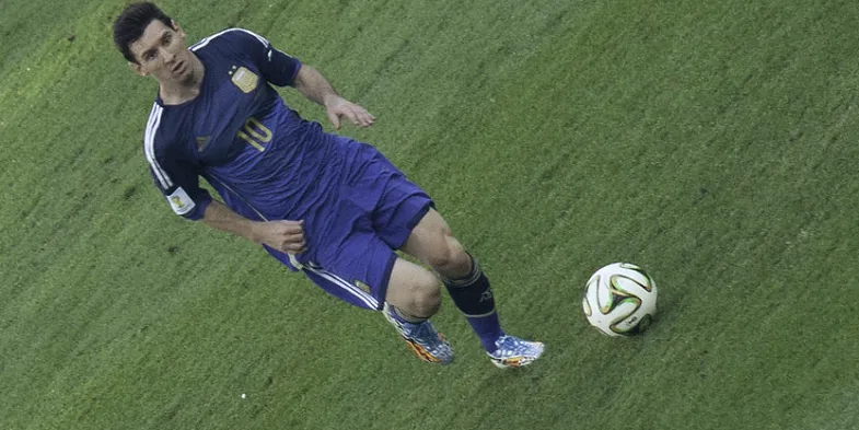 右边锋在边线附近接球后面向球场中路的画面(把协防吸进来)